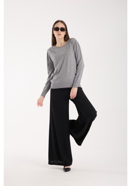 Kadın Gri Elit Viskon Kumaş Taş ve Inci Detaylı Yuvalak Yaka Triko Bluz