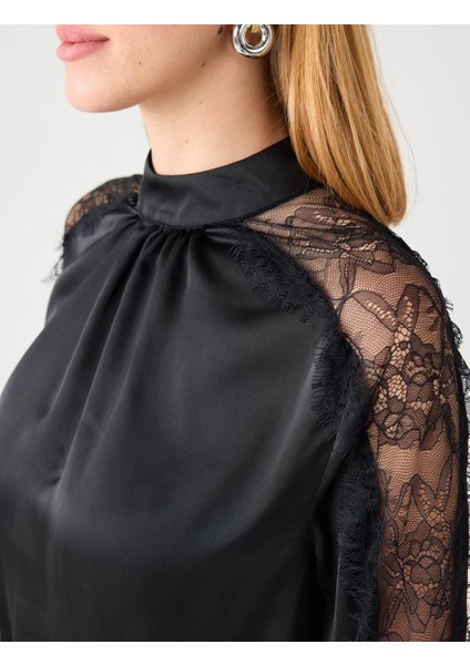 Siyah Dik Yaka Kollu Dantel Detaylı Saten Dokuma Bluz indirimleri
