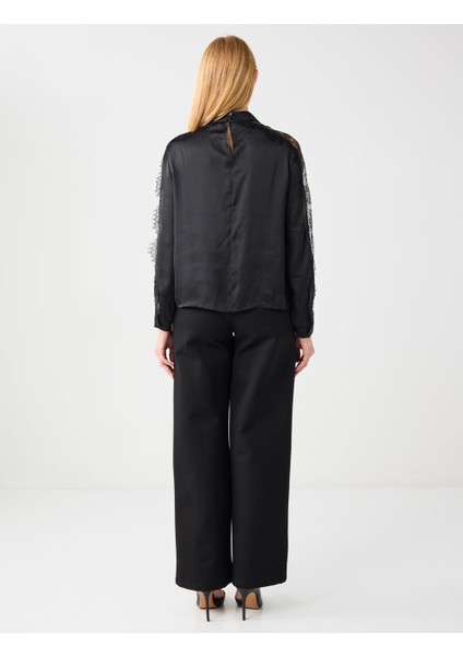 Siyah Dik Yaka Kollu Dantel Detaylı Saten Dokuma Bluz