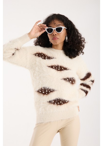 Kadın Krem Sakal Iplik Taş ve Inci Detaylı Bisiklet Yaka Triko Kazak