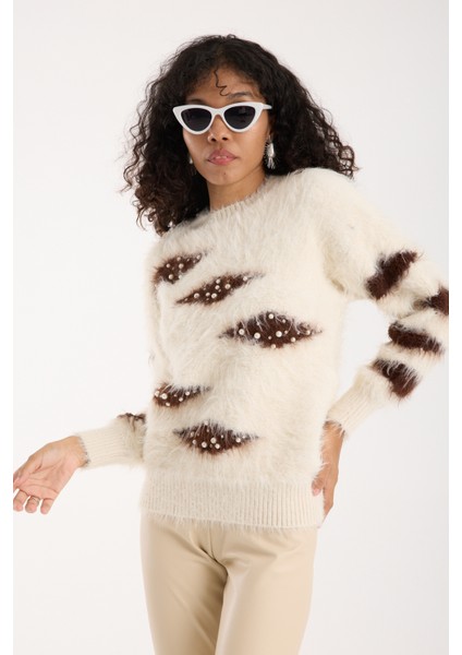 Kadın Krem Sakal Iplik Taş ve Inci Detaylı Bisiklet Yaka Triko Kazak fiyatları