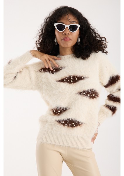 Kadın Krem Sakal Iplik Taş ve Inci Detaylı Bisiklet Yaka Triko Kazak fırsatları