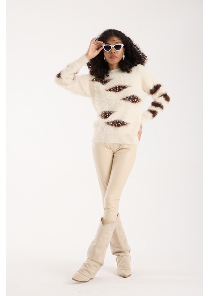 Kadın Krem Sakal Iplik Taş ve Inci Detaylı Bisiklet Yaka Triko Kazak