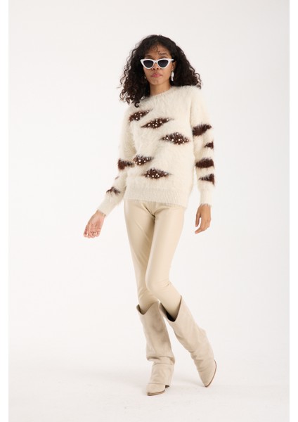 Kadın Krem Sakal Iplik Taş ve Inci Detaylı Bisiklet Yaka Triko Kazak