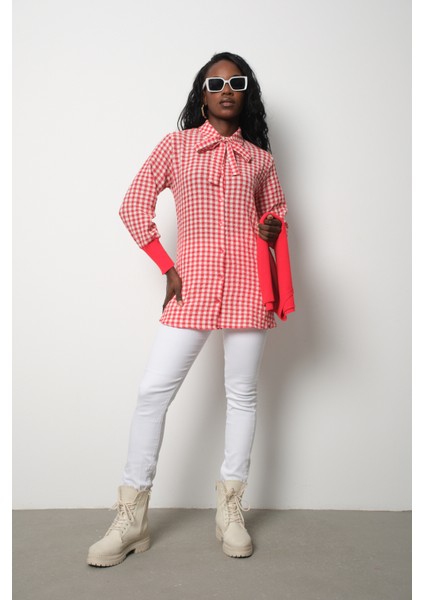 Kadın Kırmızı Fitilli Triko Süveter ve Kareli Gömlek Ikili Kombin