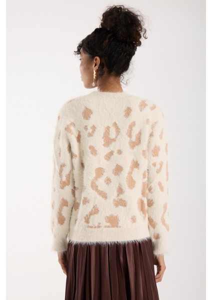 Kadın Ekru Sakal Iplik Taş ve Inci Detaylı Bisiklet Yaka Triko Kazak