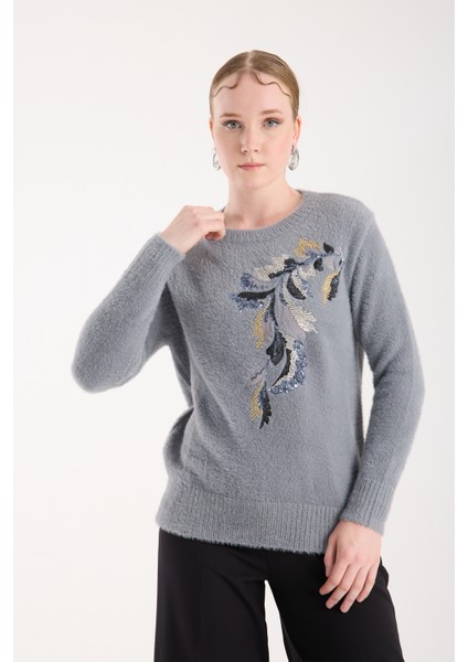 Kadın Gri Sakal Iplik Yaprak Desenli Boncuk Nakışlı Bisiklet Yaka Triko Kazak