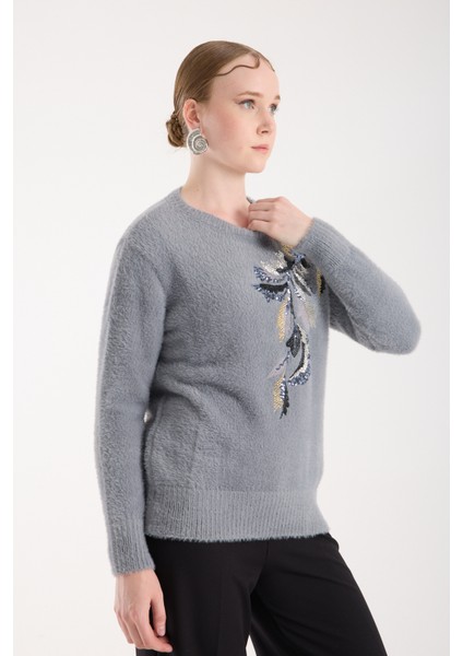 Kadın Gri Sakal Iplik Yaprak Desenli Boncuk Nakışlı Bisiklet Yaka Triko Kazak modelleri