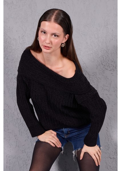 Kadın Siyah Şönil Kadife Carmen Yaka Triko Kazak modelleri