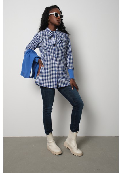 Kadın Mavi Fitilli Triko Süveter ve Kareli Gömlek Ikili Kombin