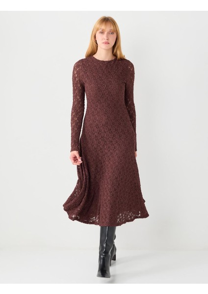 Acı Kahve Dar Kesim Yuvarlak Yaka Dantelli Uzun Elbise