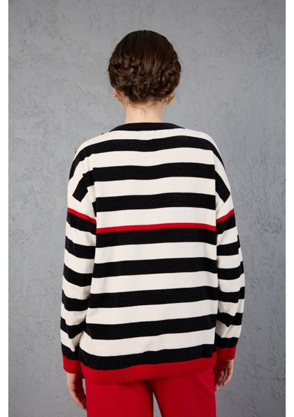 Kadın Siyah-Beyaz Çizgili Şönil Kadife Bisiklet Yaka Omuzda Düğme Detaylı Triko Kazak modelleri