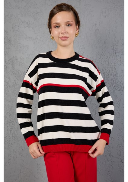 Kadın Siyah-Beyaz Çizgili Şönil Kadife Bisiklet Yaka Omuzda Düğme Detaylı Triko Kazak fırsatları
