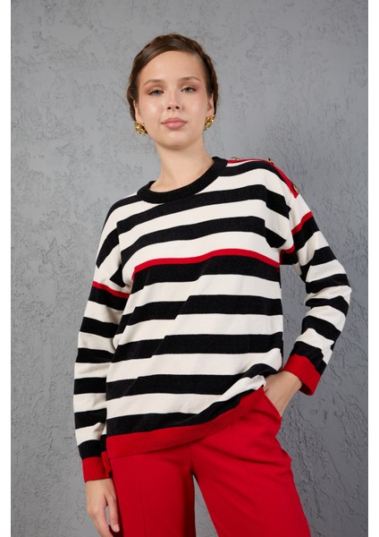 Kadın Siyah-Beyaz Çizgili Şönil Kadife Bisiklet Yaka Omuzda Düğme Detaylı Triko Kazak indirimleri