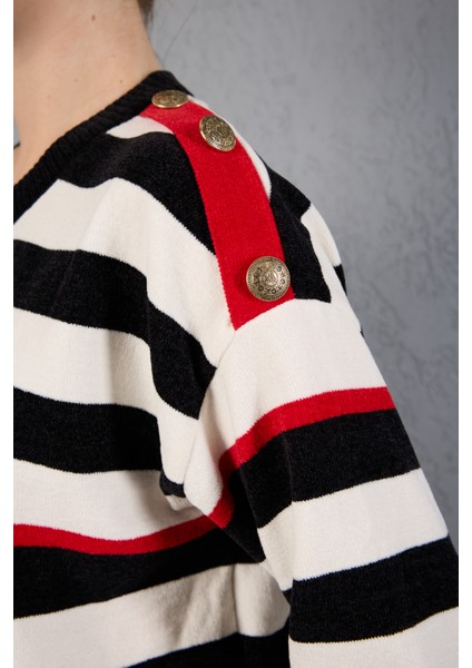 Kadın Siyah-Beyaz Çizgili Şönil Kadife Bisiklet Yaka Omuzda Düğme Detaylı Triko Kazak