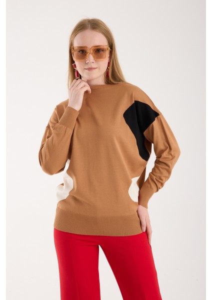 Kadın Bej Viskon Kumaş Renk Bloklu Kayık Yaka Triko Bluz
