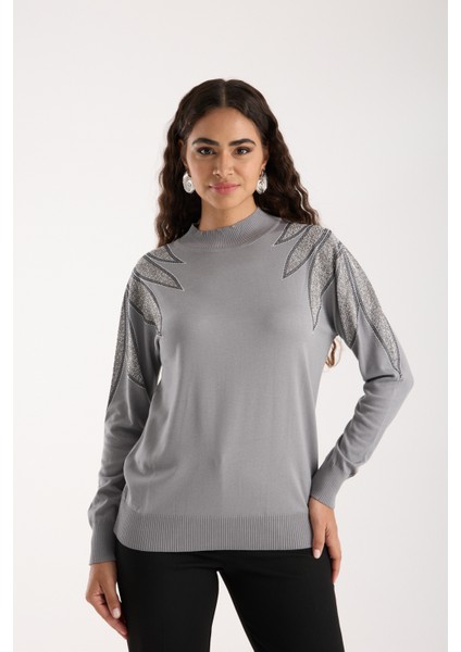 Kadın Gri Viskon Kumaş Taş Detaylı Omuzlar Yarım Balıkçı Yaka Triko Bluz