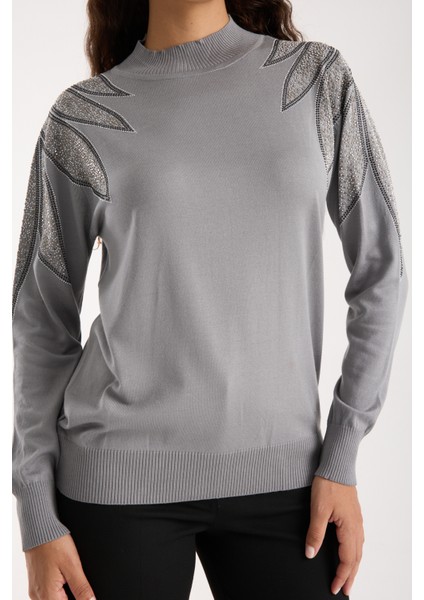 Kadın Gri Viskon Kumaş Taş Detaylı Omuzlar Yarım Balıkçı Yaka Triko Bluz fırsatları