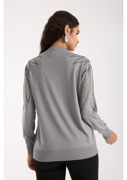 Kadın Gri Viskon Kumaş Taş Detaylı Omuzlar Yarım Balıkçı Yaka Triko Bluz indirimleri