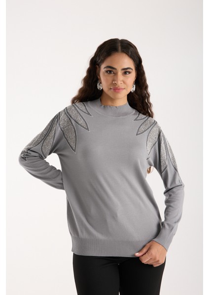 Kadın Gri Viskon Kumaş Taş Detaylı Omuzlar Yarım Balıkçı Yaka Triko Bluz