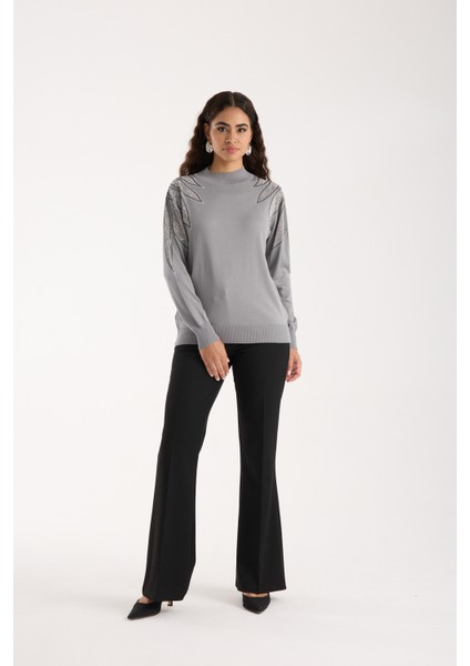 Kadın Gri Viskon Kumaş Taş Detaylı Omuzlar Yarım Balıkçı Yaka Triko Bluz