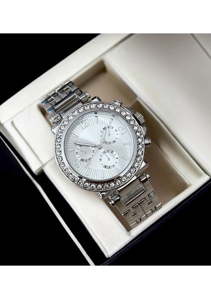 Metal Kordon Gümüş Renk ve Taşlı Kadın Kol Saati