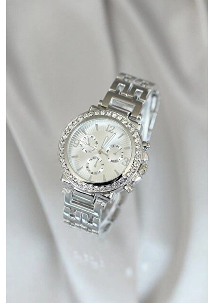 Metal Kordon Gümüş Renk ve Taşlı Kadın Kol Saati modelleri