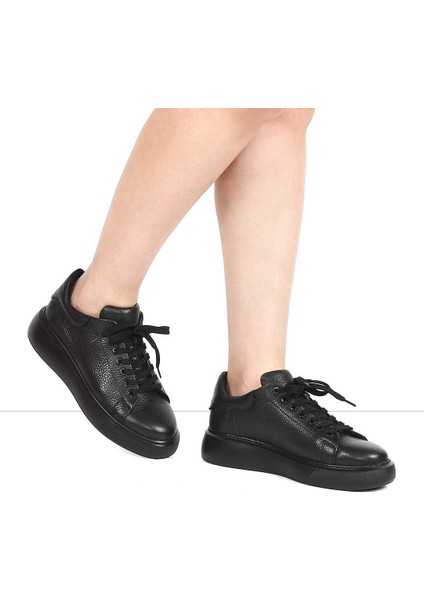 Kadın Siyah Bağcıklı Kalın Tabanlı Deri Sneaker