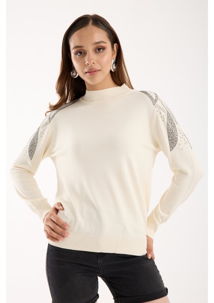Kadın Ekru Elit Viskon Kumaş Taş Detaylı Omuzlar Yarım Balıkçı Yaka Triko Bluz