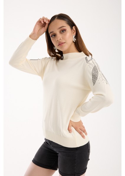 Kadın Ekru Elit Viskon Kumaş Taş Detaylı Omuzlar Yarım Balıkçı Yaka Triko Bluz indirimleri