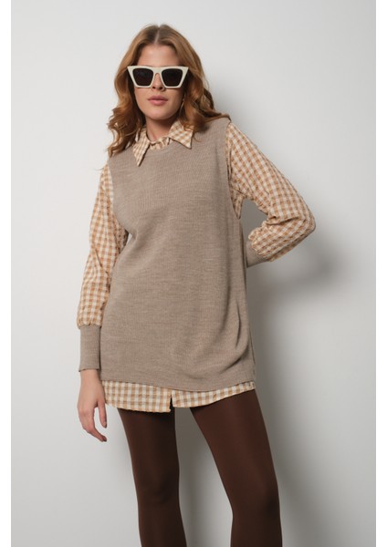Kadın Bej Fitilli Triko Süveter ve Kareli Gömlek Ikili Kombin