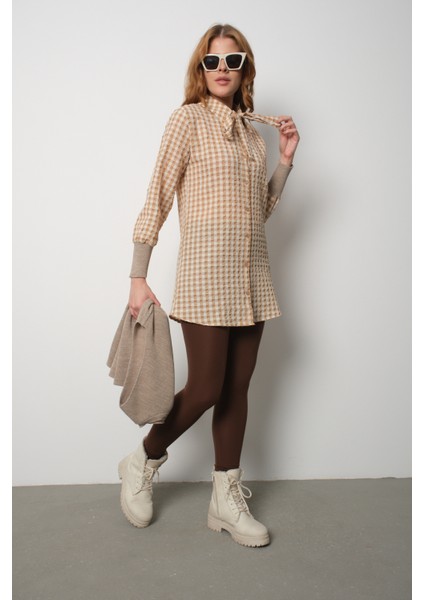 Kadın Bej Fitilli Triko Süveter ve Kareli Gömlek Ikili Kombin