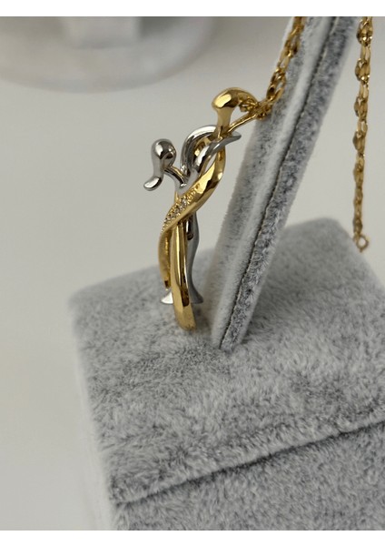 Altın ve Gümüş Birbirine Sarılan Çift Figürlü Gold Kolye indirimleri