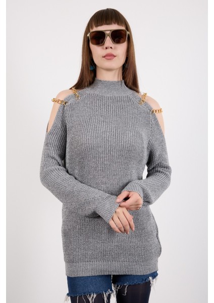 Kadın Gri Zincir Detaylı Omuz Dekolteli Yarım Balıkçı Yaka Simli Triko Kazak
