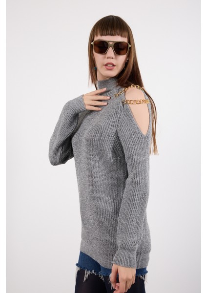 Kadın Gri Zincir Detaylı Omuz Dekolteli Yarım Balıkçı Yaka Simli Triko Kazak fiyatları