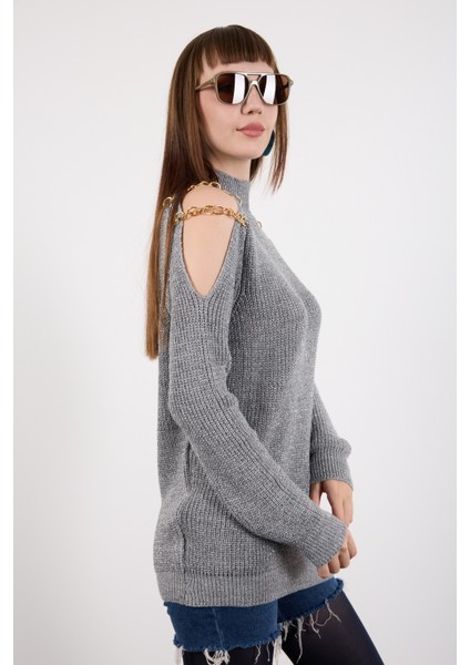 Kadın Gri Zincir Detaylı Omuz Dekolteli Yarım Balıkçı Yaka Simli Triko Kazak modelleri