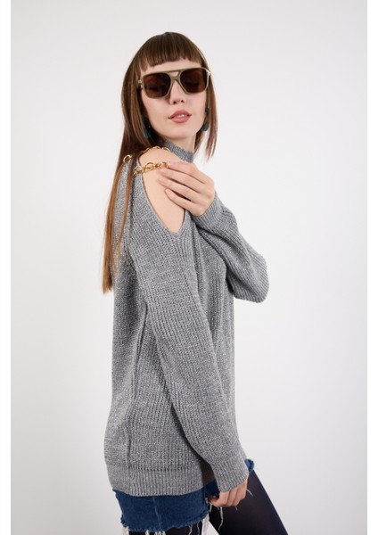 Kadın Gri Zincir Detaylı Omuz Dekolteli Yarım Balıkçı Yaka Simli Triko Kazak fırsatları