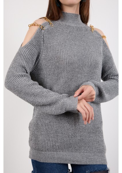 Kadın Gri Zincir Detaylı Omuz Dekolteli Yarım Balıkçı Yaka Simli Triko Kazak