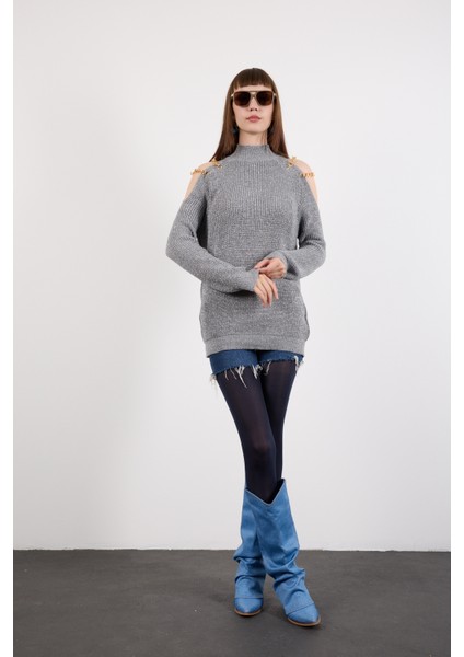 Kadın Gri Zincir Detaylı Omuz Dekolteli Yarım Balıkçı Yaka Simli Triko Kazak