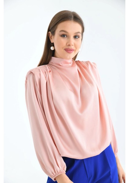 Kadın Gömlek Arkası Fermuarlı Vatkalı Omuz Dökümlü Saten Gömlek Pudra - 30050