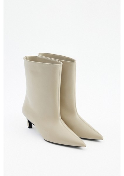 Bot 2515 - Sivri Burun Dikiş Detaylı Bej Kadın Bot