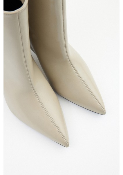 Bot 2515 - Sivri Burun Dikiş Detaylı Bej Kadın Bot