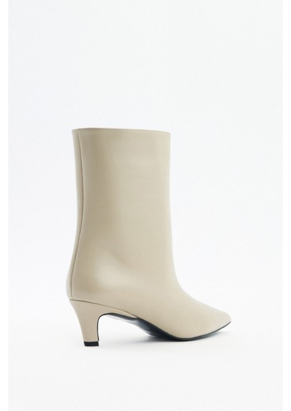 Bot 2515 - Sivri Burun Dikiş Detaylı Bej Kadın Bot