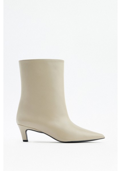 Bot 2515 - Sivri Burun Dikiş Detaylı Bej Kadın Bot