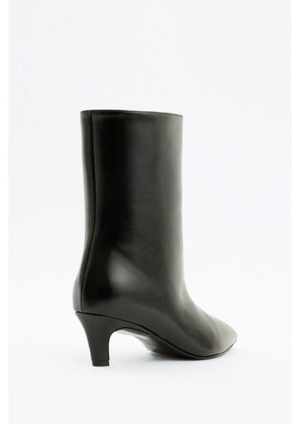 Bot 2515 - Sivri Burun Dikiş Detaylı Siyah Kadın Bot