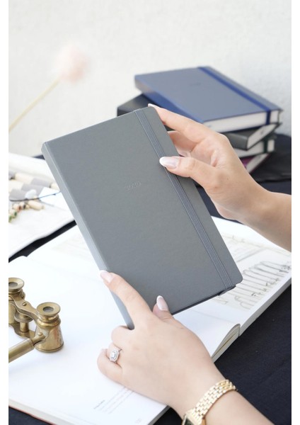 Classic 2026 Günlük Ajanda 13X21 cm Sert Kapak Ivory 70 gr 384 Sayfa Cepli Lastikli Gri modelleri