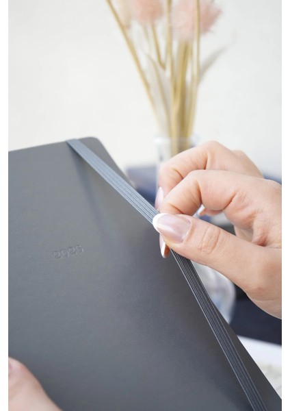 Classic 2026 Günlük Ajanda 13X21 cm Sert Kapak Ivory 70 gr 384 Sayfa Cepli Lastikli Gri fırsatları