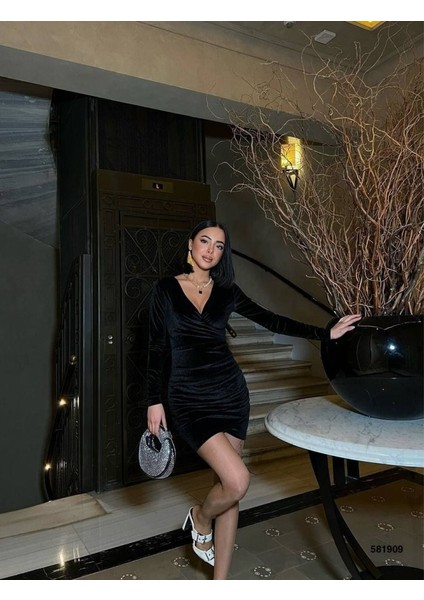 Kadın Uzun Kollu Göğüs Dekolteli Kadife Kumaş Mini Kruvaze Elbise modelleri