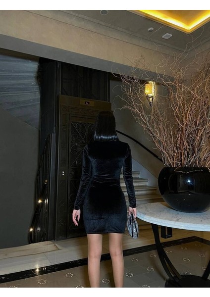 Kadın Uzun Kollu Göğüs Dekolteli Kadife Kumaş Mini Kruvaze Elbise fırsatları