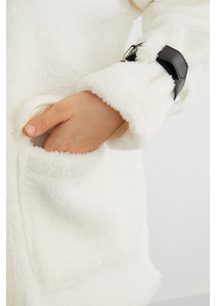 Kolları Tokalı Çift Cepli Pelüş Mont